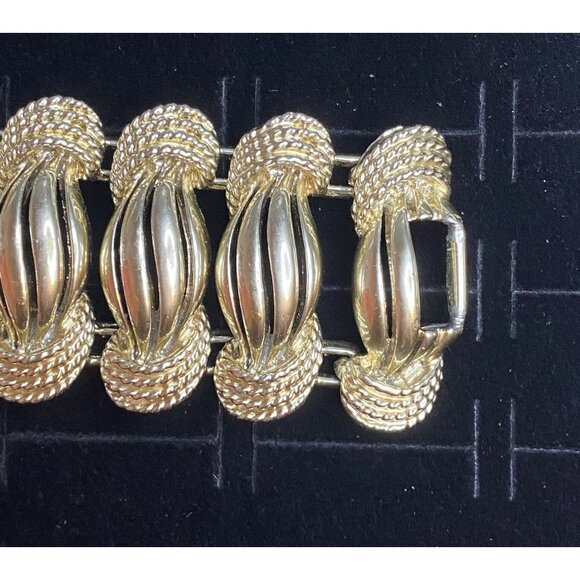 Vintage Coro Silver7.5" Gold-Tone Link Bracelet With Textured Oval Design & Fold - Picture 6 of 6